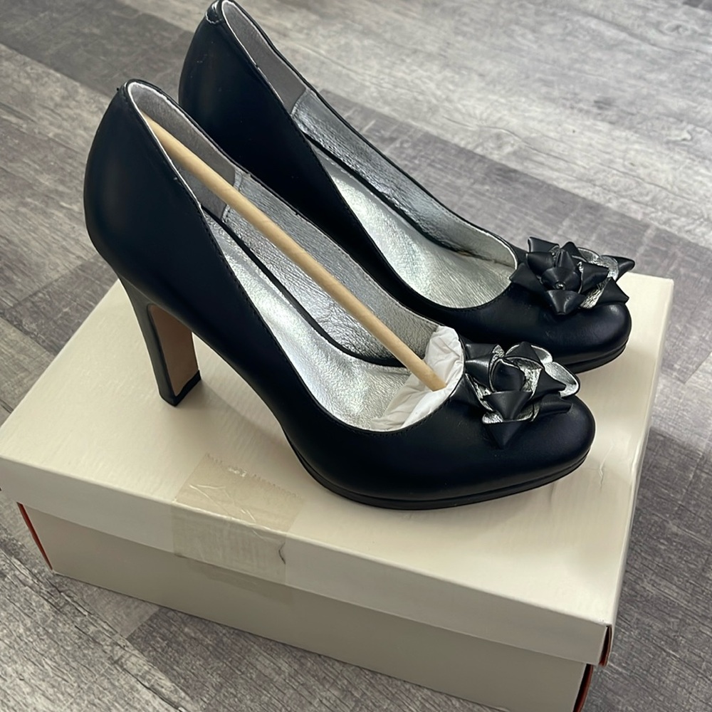 EUC Anthropologie Miss Albright black and silver bow pumps